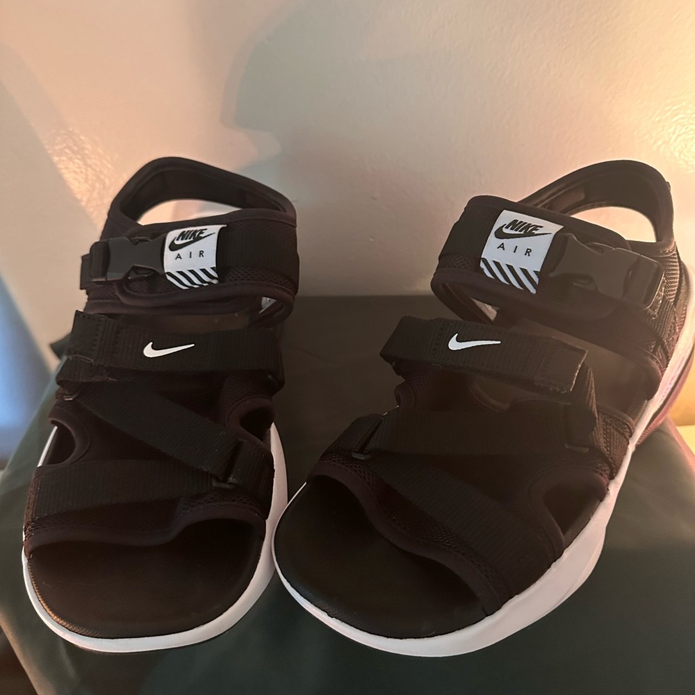 Nike woman’s air max sol sandals